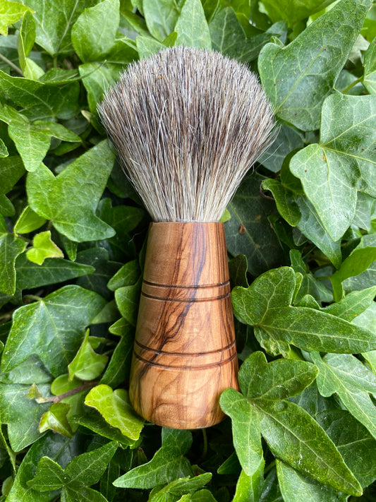 Rasierpinsel aus Dachshaar und Olivenholz