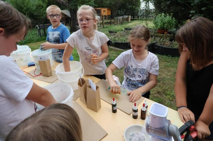 Kinder beim Seifenmachen im Ferienprogramm