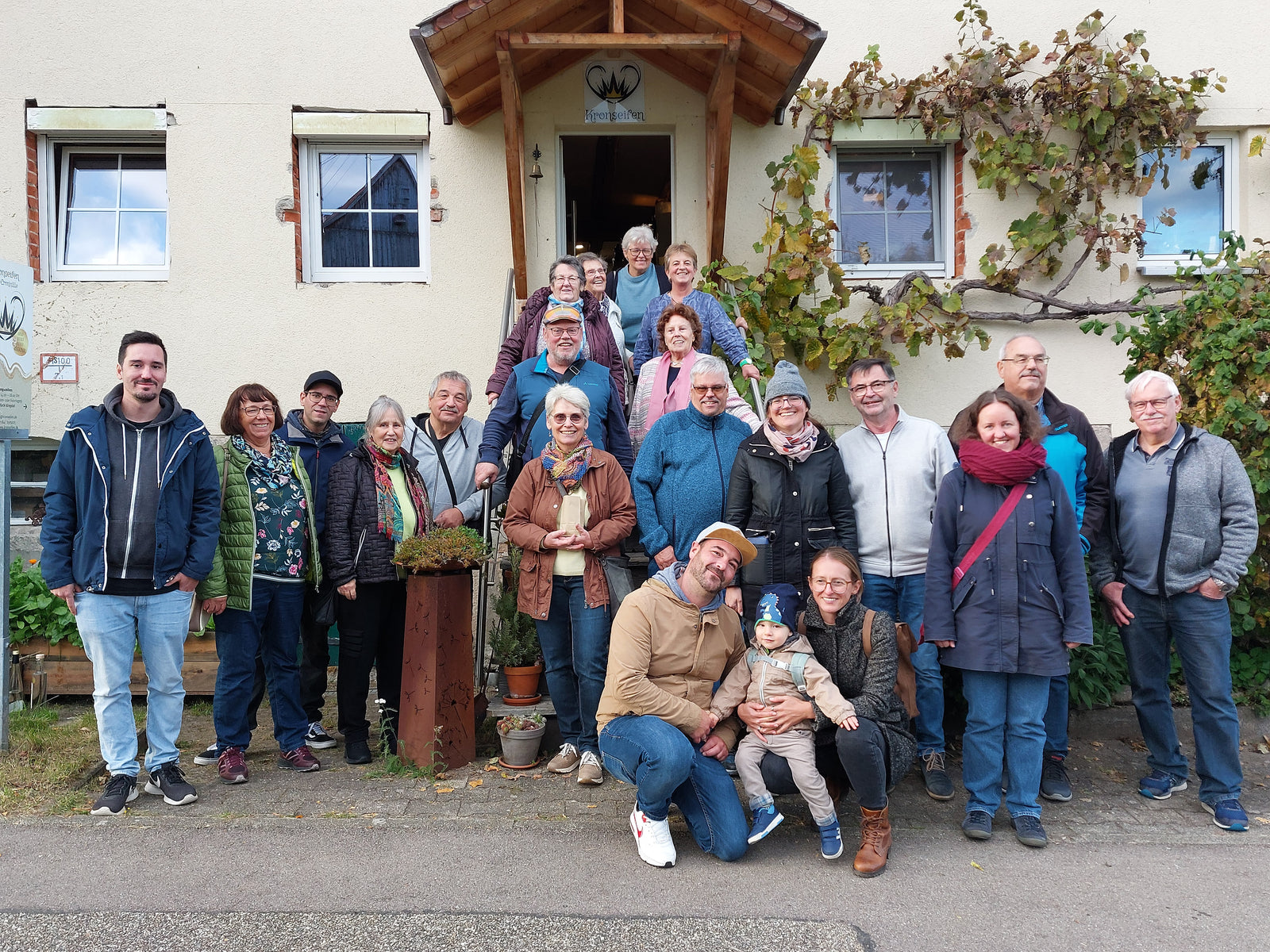 Gruppe vor der Seifenmanufaktur Kronseifen
